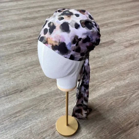 Boho chusta wiązana z artystycznym printem.