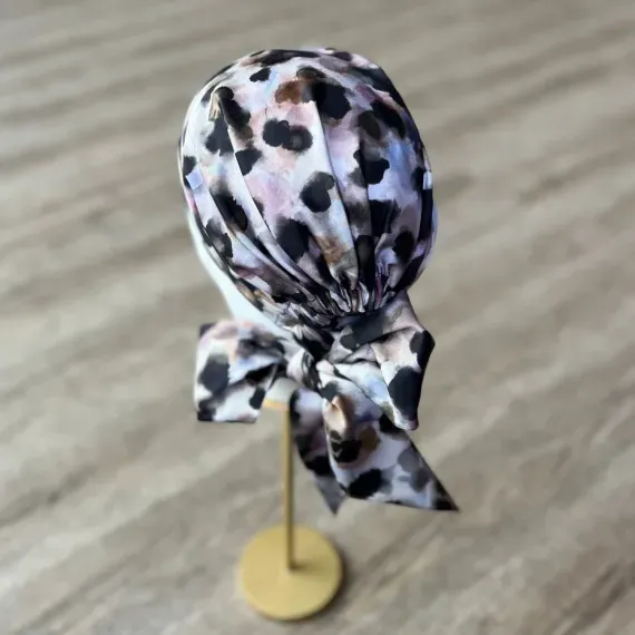 Boho chusta wiązana z artystycznym printem.