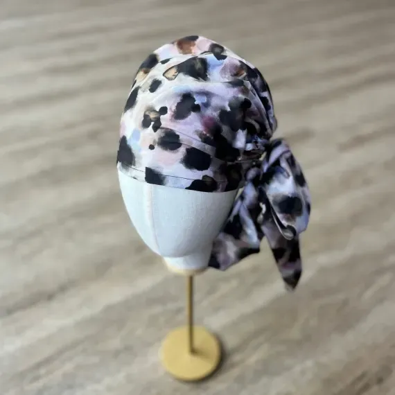 Boho chusta wiązana z artystycznym printem.