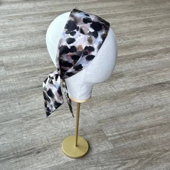 Boho chusta wiązana z artystycznym printem.