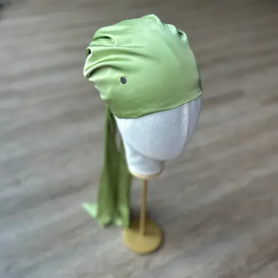 Chusta pistacjowa zieleń o jedwabistym połysku.