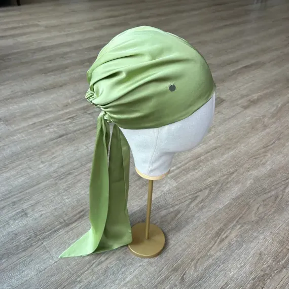 Chusta pistacjowa zieleń o jedwabistym połysku.