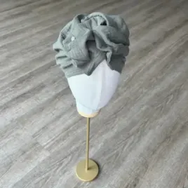 Turban khaki muślinowy z ozdobą.