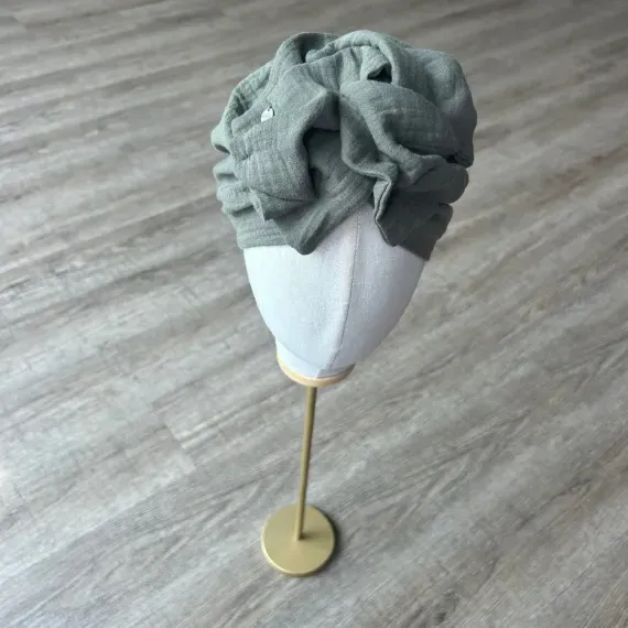 Turban khaki muślinowy z ozdobą.