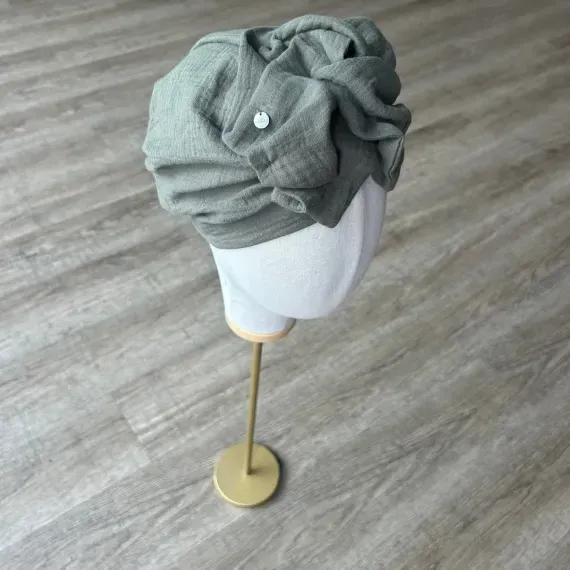 Turban khaki muślinowy z ozdobą.