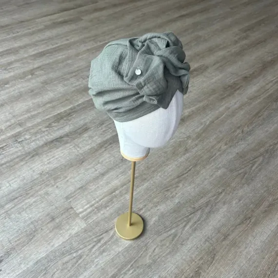 Turban khaki muślinowy z ozdobą.