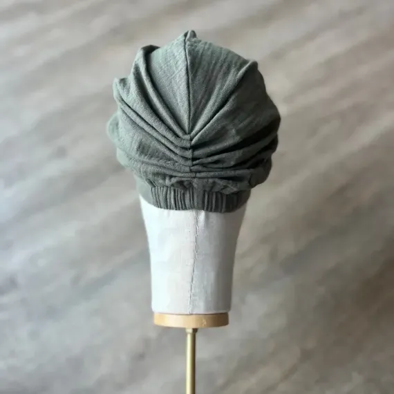 Turban khaki muślinowy z ozdobą.