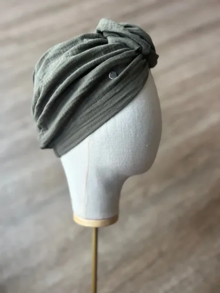 Turban muślinowy khaki z ozdobną różą.