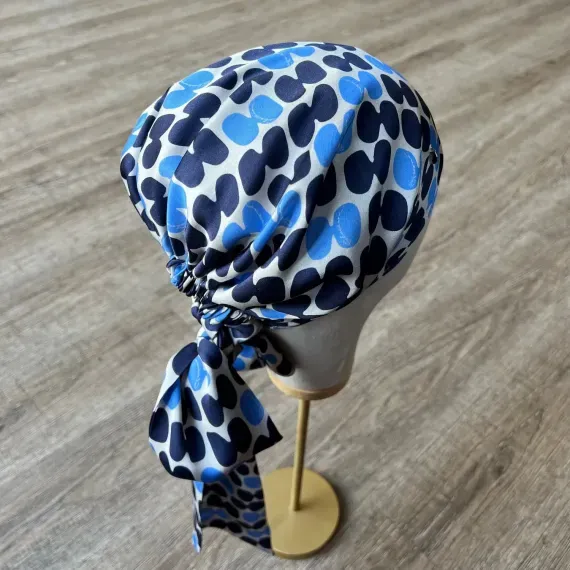 Niebiesko-granatowa chusta z geometrycznym wzorem.