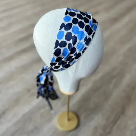 Niebiesko-granatowa chusta z geometrycznym wzorem.