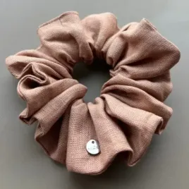 Materiałowa lniana gumka w odcieniu nude.