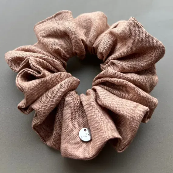 Materiałowa lniana gumka w odcieniu nude.