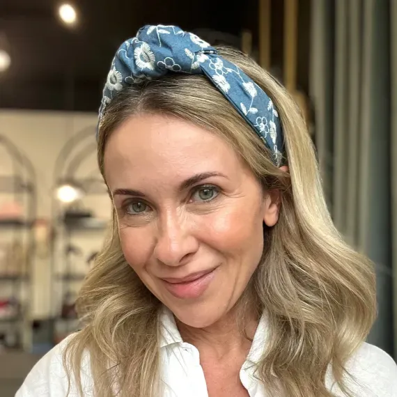 Opaska z supłem jeansowa z haftem.