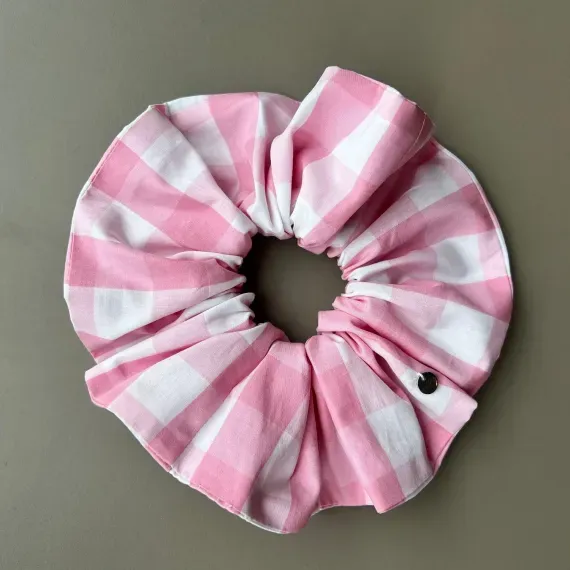 Mała gumka scrunchie w różowo-białą kratę .