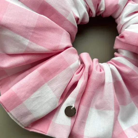 Mała gumka scrunchie w różowo-białą kratę .