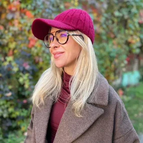 Bordowa czapka z daszkiem z wełną.