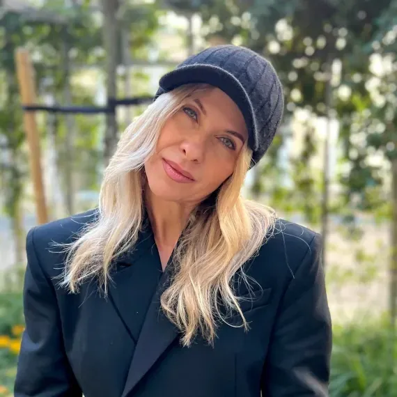 Czarna czapka z daszkiem z wełną.