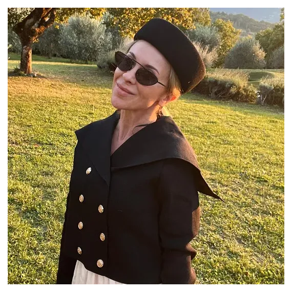 Wełniany toczek w kolorze czerni