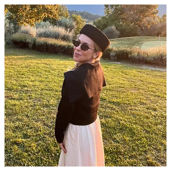 Wełniany toczek w kolorze czerni