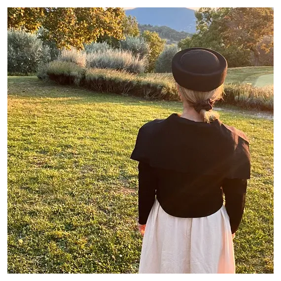 Wełniany toczek w kolorze czerni