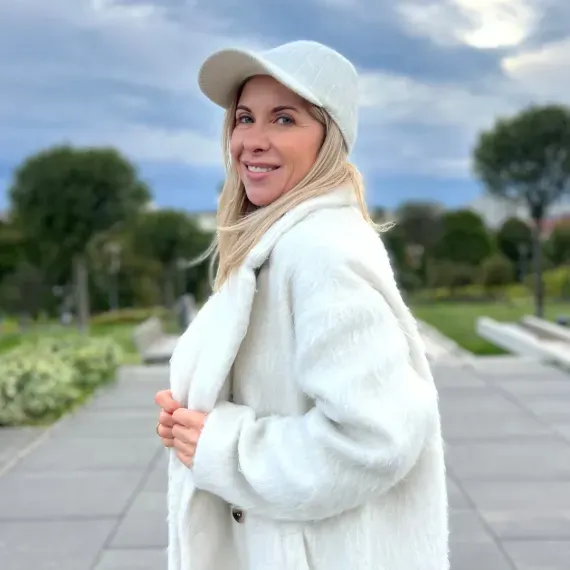 Ciepła biała czapka z daszkiem z wełny