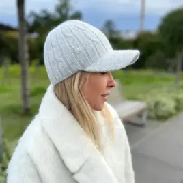 Modna szara czapka z daszkiem z wełny dla kobiet