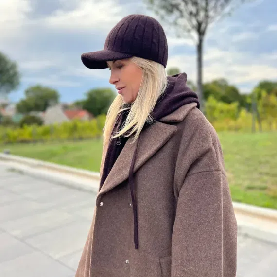 Elegancka damska czapka z daszkiem – brązowa wełna