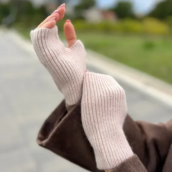 Beżowe mitenki damskie