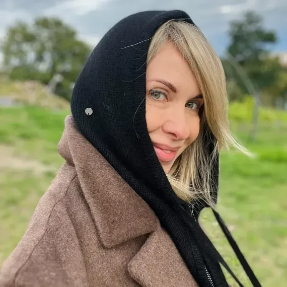 Czarny szal kaptur na zamek wełniany