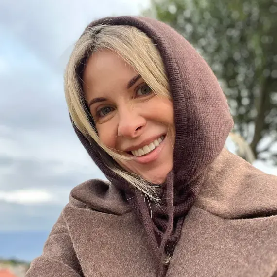 Brązowy wełniany komin z kapturem