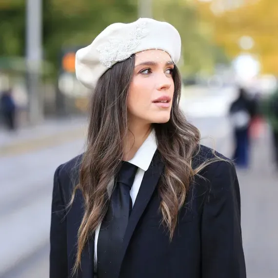 Modny beret damski ecru z woalką i aplikacją