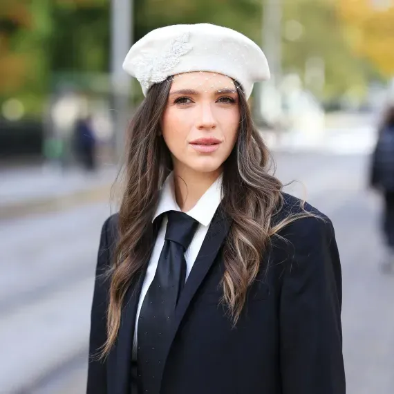 Modny beret damski ecru z woalką i aplikacją