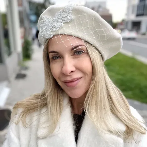 Modny beret damski ecru z woalką i aplikacją