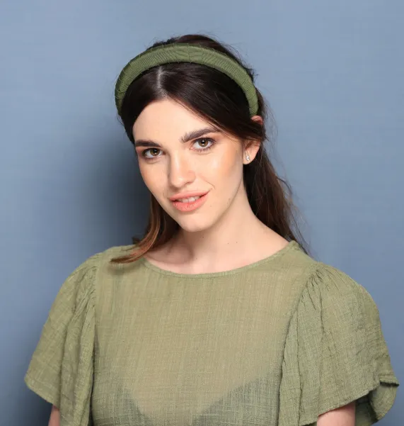 Prosta opaska damska w nieoczywistej zieleni.