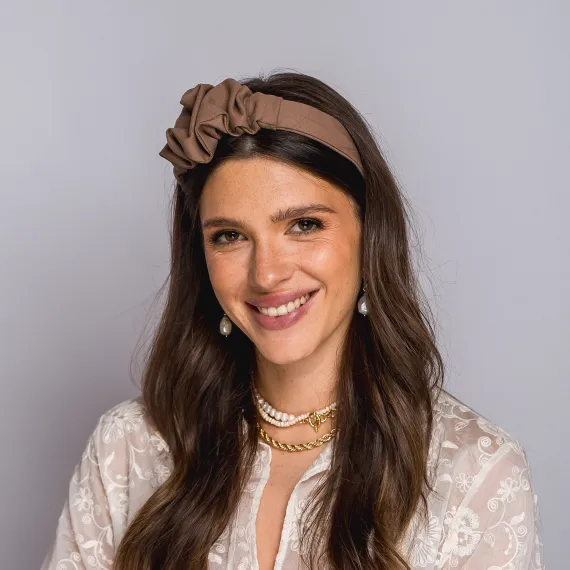 Opaska do włosów z subtelną ozdobą w kolorze mocca.