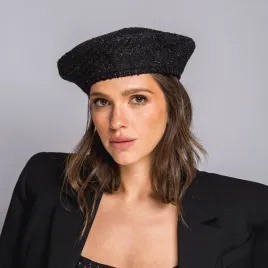 Czarny tweedowy beret.