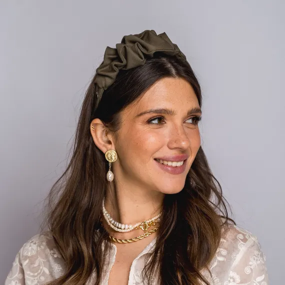 Opaska w odcieniu oliwkowej zieleni z delikatną ozdobą.