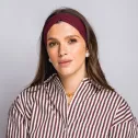 elastyczna bordowa opaska na głowę z marszczeniem.