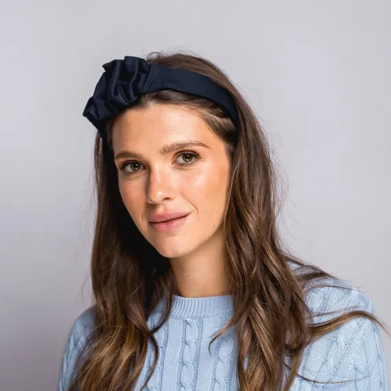 Elegancka granatowa opaska z marszczeniem