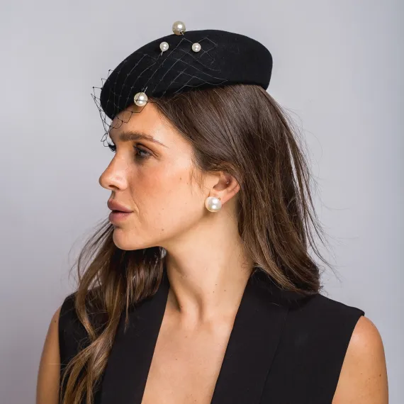 Elegancki toczek  z woalką i perłami