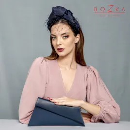 Granatowa kopertówka ze skóry.