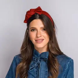 Opaska z kokardą w odcieniu ceglanej czerwieni