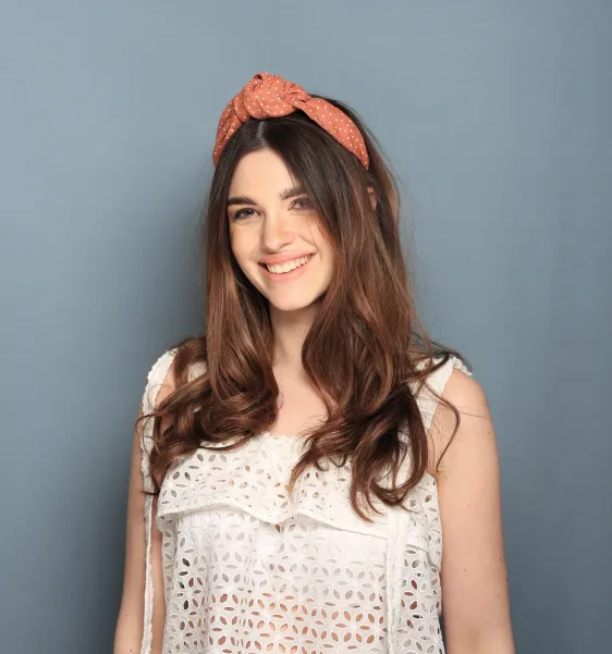 Wakacyjna opaska w rudym kolorze w kropeczki.