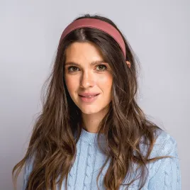 Gładka, minimalistyczna  opaska do włosów w kolorze zgaszonego różu