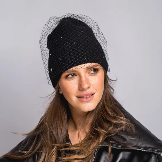 Czapka zimowa z hematytami i woalką.