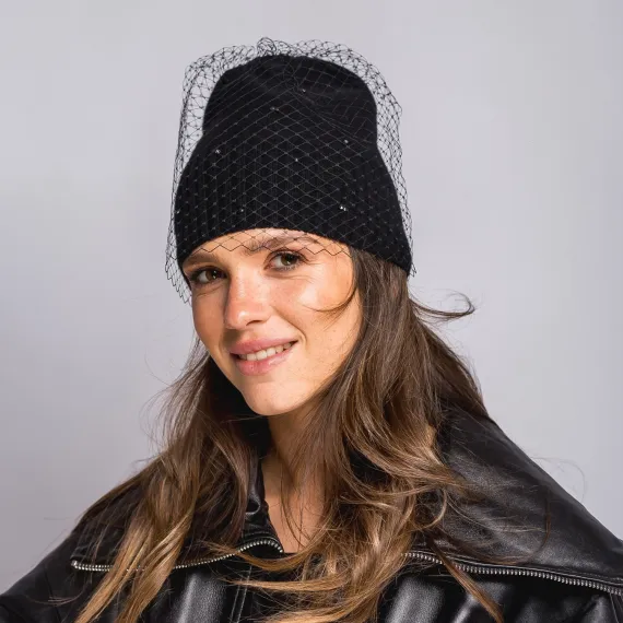 Czapka zimowa z hematytami i woalką.