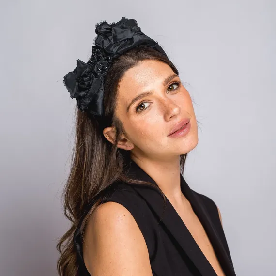 Czarna opaska z kwiatową aplikacją i połyskiem