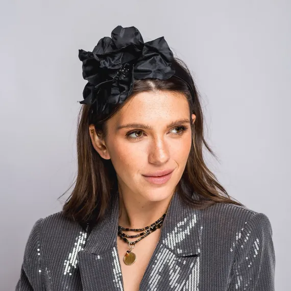 Czarna opaska z ozdobnym kwiatem