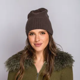 Cienka prążkowana czapka w kolorze czekoladowym