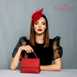 Czerwona mała torebka z rączką.